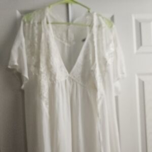 Women's Ivory Lace-Trim Nightgown & Robe Set